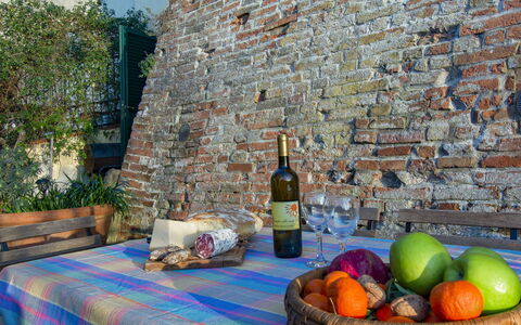 Torre di Meo: Aliments, Table, Propriété, Bouteille, Bleu Azur, Bâtiment, Plante