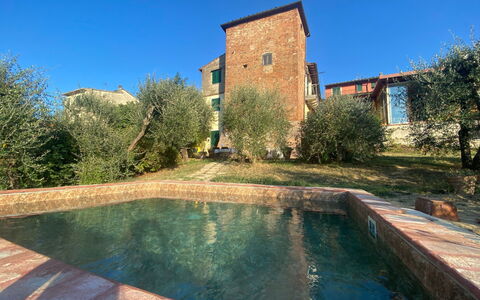 Torre di Meo: L'Eau, Ciel, Plante, Propriété, Bâtiment, Fenêtre, Paysage Naturel, Arbre, Maison, Herbe