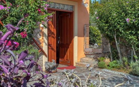 Maria: Propriété, Maison, Immobilier, Domicile, Bâtiment, Porte, Mur, Cabanon, Bois, Architecture