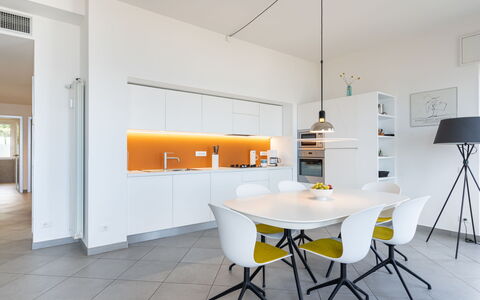 Terre Bianche: Pièce, Blanc, Meubles, Jaune, Design Intérieur, Propriété, Table, Bâtiment, Plafond, Orange
