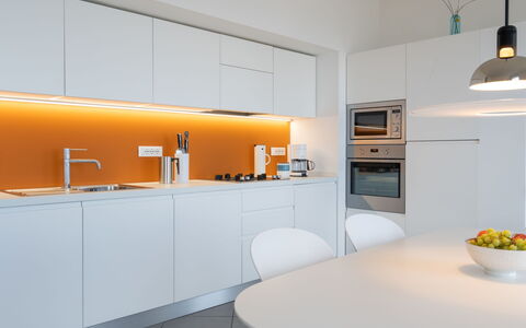 Terre Bianche: Pièce, Comptoir, Propriété, Design Intérieur, Meubles, Cuisine, Jaune, Cabinetry, Orange, Maison