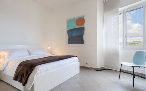 Terre Bianche: Chambre, Meubles, Pièce, Lit, Propriété, Design Intérieur, Drap De Lit, Sol, Mur, Cadre De Lit