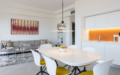 Terre Bianche: Pièce, Salle À Manger, Design Intérieur, Meubles, Jaune, Propriété, Table, Bâtiment, Maison, Plafond