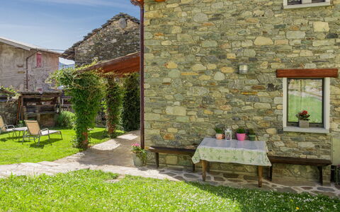 Marcello: Plante, Bâtiment, Propriété, Ciel, Fenêtre, Maison, Chalet, Pot De Fleur, Paysage, Immobilier