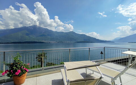 Gera Lario 618: Nuage, L'Eau, Ciel, Plante, Montagne, Propriété, Fleur, Pot De Fleur, Clôture, Lac