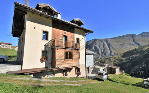 Casa Cantoni: Ciel, Bâtiment, Plante, Fenêtre, Maison, Lot Terre, Montagne, Chalet, Arbre, Siding