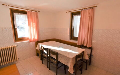 Casa Cantoni: Table, Meubles, Fenêtre, Propriété, Bâtiment, Chaise, Bois, Rideau, Textile, Design Intérieur