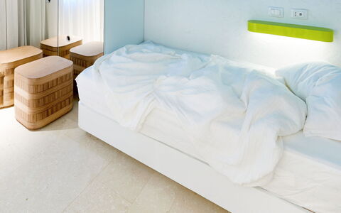 San Teodoro 733: Design Intérieur, Chambre, Lit, Sol, Sol, Éclairage, Meubles, Literie, Drap De Lit, Linge