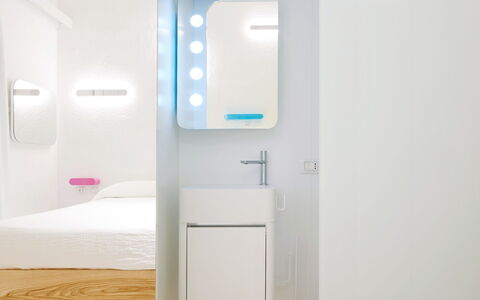 San Teodoro 733: Design Intérieur, Luminaire Plomberie, Lavabo, Plomberie, Salle De Bains, Évier, Miroir, Robinet, Armoire De Toilette