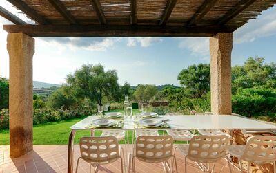 San Teodoro 733: Plante, Nuage, Ciel, Propriété, Meubles, La Nature, Ombre, Chaise, Éclairage, Bois