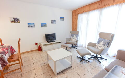 Thyon-Les Collons 634: Meubles, Propriété, Chaise, Confort, Sol, Sol, Rideau, Salon, Mur, Immobilier