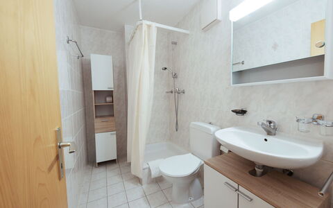 Thyon-Les Collons 634: Évier, Robinet, Lavabo, Luminaire Plomberie, Miroir, Propriété, Salle De Bains, Design Intérieur, Armoire De Toilette
