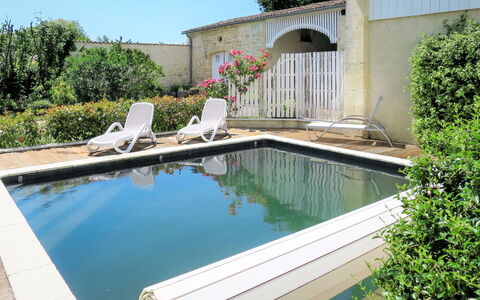 La Vertheuillaise: L'Eau, Plante, Bâtiment, Piscine, Ciel, Chaise, Plan D'Eau, Arbre, Herbe, Paysage Naturel