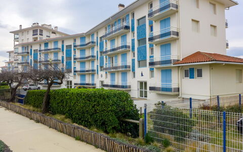 Hossegor 40: Bleu, Jour, Bâtiment, Appartement, Zone Résidentielle, Façade, Quartier, Balcon, Condominium, Domicile