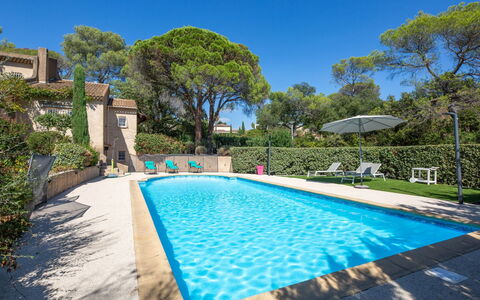 Alsabreizh: L'Eau, Plante, Piscine, Ciel, Bleu Azur, Arbre, Ombre, Chaise, Rectangle, Loisir