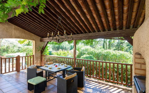 Alsabreizh: Table, Propriété, Bois, Plante, Ombre, Design Intérieur, Mobilier De Jardin, Arbre, Chalet, Loisir