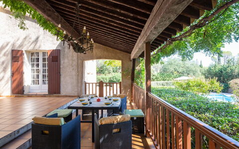Alsabreizh: Propriété, Plante, Table, Bois, Porche, Ombre, Design Intérieur, Bâtiment, Arbre, Loisir