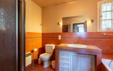 Alsabreizh: Luminaire Plomberie, Propriété, Miroir, Robinet, Évier, Bâtiment, Armoire De Toilette, Salle De Bains, Fenêtre, Bois