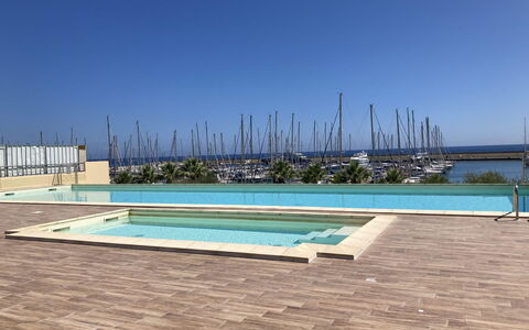 Santo Stefano al Mare 616: L'Eau, Ciel, Ressources En Eau, Bleu Azur, Rectangle, Bâtiment, Piscine, Plante, Composite, Toit