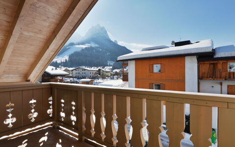 Pozza di Fassa 654: Ciel, Propriété, Bâtiment, Lumière, Fenêtre, Bois, Design Intérieur, Maison, Ombre, Clôture