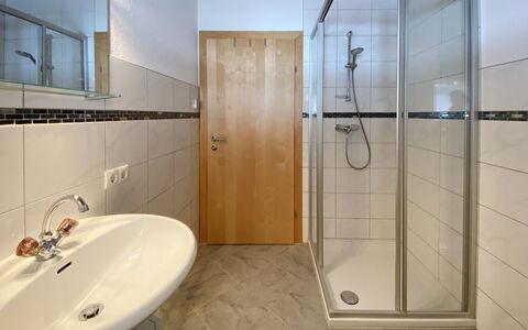 Lili: Miroir, Évier, Propriété, Robinet, Lavabo, Luminaire Plomberie, Porte De Douche, Bois, Salle De Bains