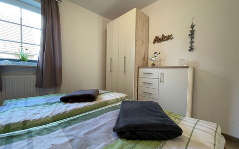 Friesenperle: Propriété, Fenêtre, Confort, Bâtiment, Éclairage, Bois, Design Intérieur, Cadre De Lit, Lit, Plante