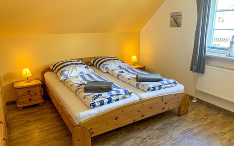 Friesenperle: Bâtiment, Fenêtre, Confort, Bleu Azur, Bois, Cadre De Lit, Éclairage, Design Intérieur, Sol, Oreiller