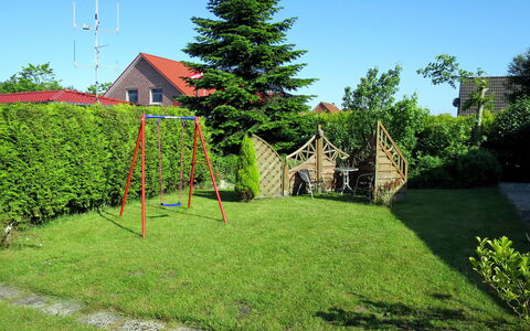 Lilly: Vert, Arbre, Herbe, Maison, Lot Terre, Arbuste, Pelouse, Plante, Suppression Des Plantes Ligneuses, Domicile