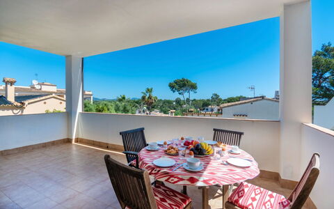 Bella Vista: Table, Propriété, Ciel, Chaise, Bâtiment, Ombre, Mobilier De Jardin, Design Intérieur, Rectangle, Plante