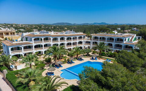 Bella Vista: Ciel, L'Eau, Propriété, Bâtiment, Plante, Piscine, Bleu Azur, La Nature, Arbre, Design Urbain