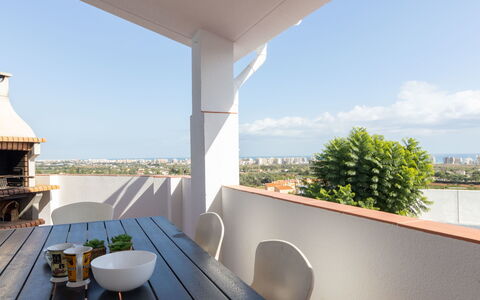 Sascha: Ciel, Bâtiment, Meubles, Table, Ombre, Nuage, Bois, Design Intérieur, Chaise, Plante