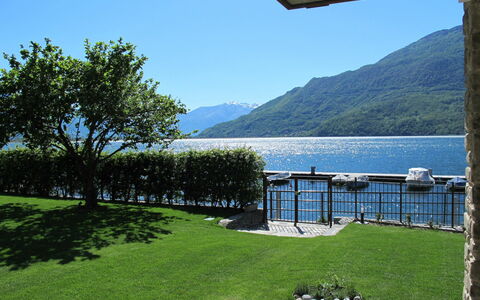 Brezza di Lago: L'Eau, Ciel, Plante, Propriété, Bleu Azur, Ombre, Arbre, Maison, Lac, Végétation