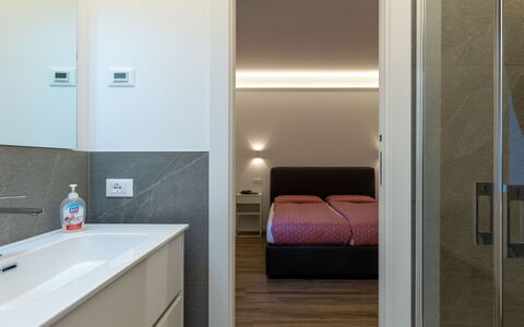 Brezza di Lago: Propriété, Bâtiment, Confort, Bois, Luminaire Plomberie, Robinet, Salle De Bains, Sol, Évier