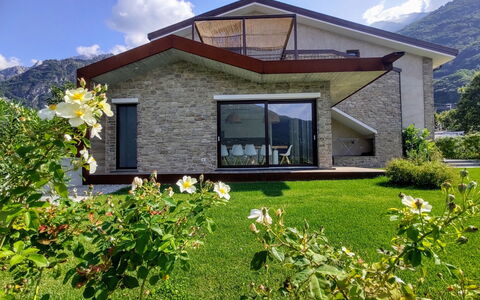 Brezza di Lago: Fleur, Ciel, Nuage, Plante, Bâtiment, Fenêtre, Communauté Des Plantes, Botanique, Paysage Naturel, Maison
