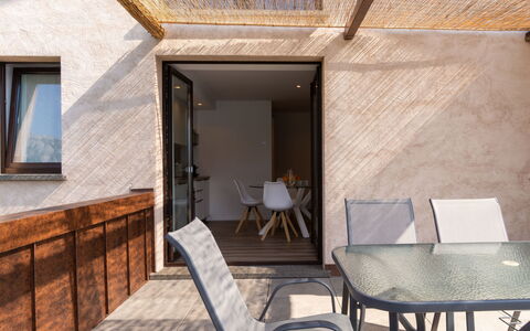 Brezza di Lago: Meubles, Propriété, Fenêtre, Chaise, Bâtiment, Table, Ombre, Bois, Design Intérieur, Architecture