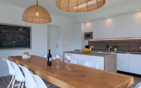 Brezza di Lago: Table, Propriété, Meubles, Bois, Cabinetry, Comptoir, Éclairage, Design Intérieur, Cuisine, Chaise