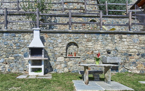 Residenza la Sassicaia: Plante, Bâtiment, Fenêtre, Arbre, Herbe, Bois, Porte, Mur, Chalet, Brique