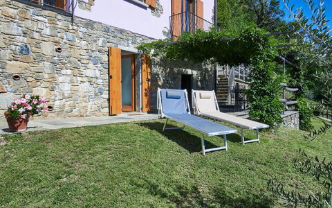 Residenza la Sassicaia: Plante, Fenêtre, Bâtiment, Lot Terre, Ombre, Herbe, Design Urbain, Maison, Mobilier De Jardin, Chalet