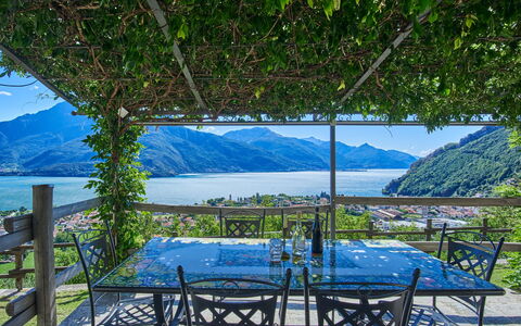 Residenza la Sassicaia: L'Eau, Montagne, Plante, Ciel, La Nature, Bleu Azur, Bleu, Ombre, Paysage Naturel, Mobilier De Jardin