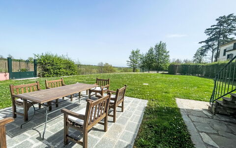 Villa Remotti: Ciel, Plante, Table, Paysage Naturel, Arbre, Lot Terre, Architecture, Végétation, Herbe, Ombre