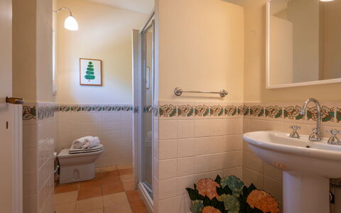 Villa Remotti: Miroir, Évier, Luminaire Plomberie, Robinet, Lavabo, Propriété, Salle De Bains, Architecture, Violet, Sol