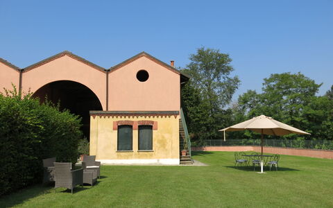 Villa Remotti: Propriété, Maison, Bâtiment, Herbe, Toit, Immobilier, Ombre, Pelouse, Lot Terre, Biens