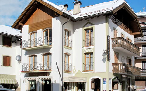 Lola: Bâtiment, Maison, Propriété, Architecture, Domicile, Zone Résidentielle, Immobilier, Façade, Ville, Appartement