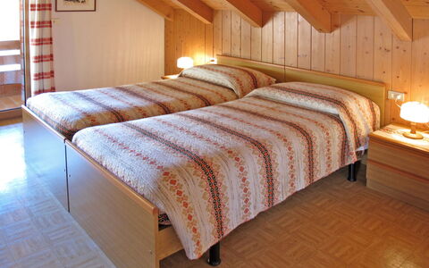 Lola: Chambre, Lit, Meubles, Pièce, Cadre De Lit, Propriété, Literie, Drap De Lit, Design Intérieur, Dur