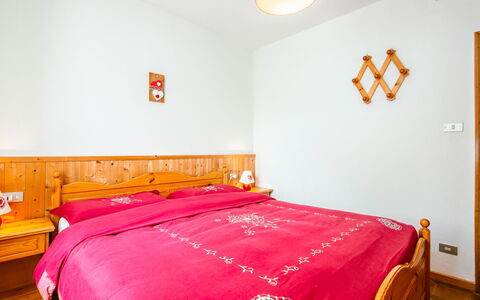 Moena 626: Meubles, Bâtiment, Propriété, Design Intérieur, Bois, Confort, Textile, Orange, Éclairage