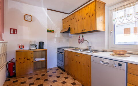 Cesa Micheluzzi (Czi712): Bois, Sol, Sol, Principaux Appliance, Cuisine, Appartement, Cabinetry, Pièce, Comptoir, Appareil De Cuisine