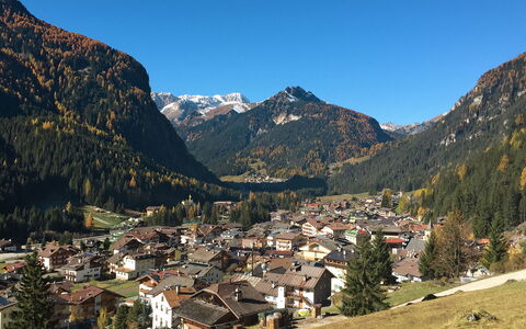 Cesa Micheluzzi (Czi712): Ciel, Montagne, Plante, Paysage Naturel, Montagnes, Arbre, Bâtiment, Maison, Paysage, Matin