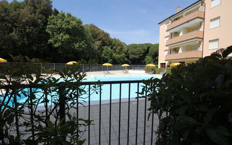 Rosolina Mare 621: L'Eau, Ciel, Plante, Bâtiment, Fenêtre, Piscine, Arbre, Clôture, Rectangle, Immobilier