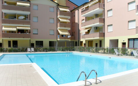 Rosolina Mare 621: Plante, Bâtiment, Fenêtre, Arbre, Architecture, Design Urbain, Ombre, Loisir, Maison, Chalet