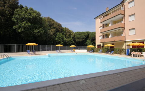 Rosolina Mare 621: L'Eau, Ciel, Propriété, Bâtiment, Piscine, Plante, Ombre, Fenêtre, Maison, Arbre